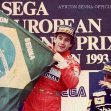 Senna levantando a Bandeira do Brasil no Pódio