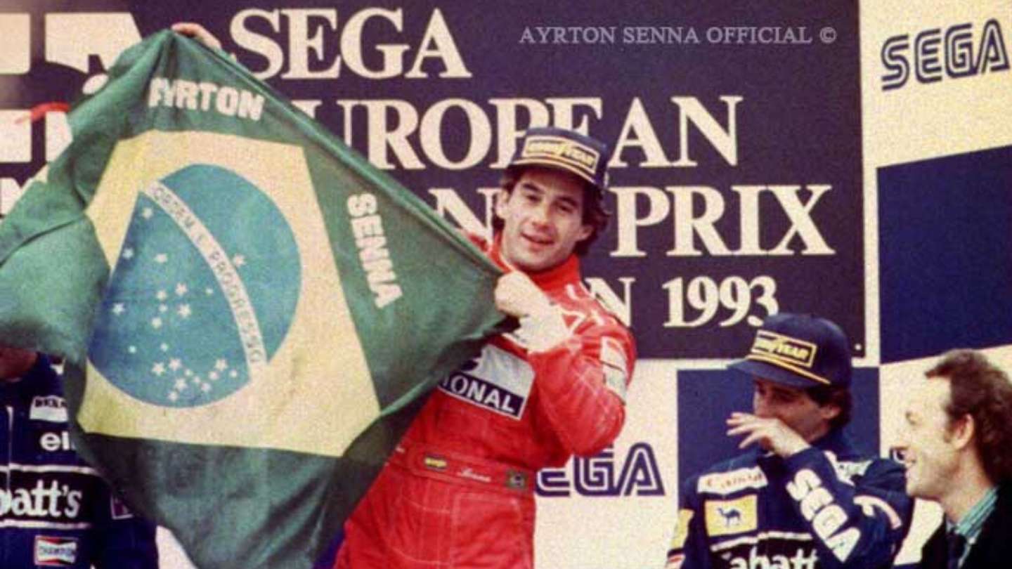 Senna levantando a Bandeira do Brasil no Pódio
