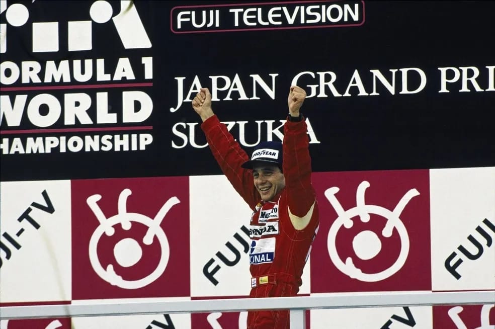Ayrton Senna emocionado e exausto no pódio após vencer o GP do Brasil de 1991 em Interlagos.