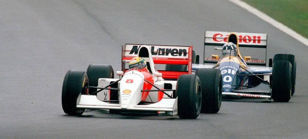 Ayrton Senna pilotando sua McLaren no GP da Europa em Donington Park 1993, considerada a corrida da vida do piloto.