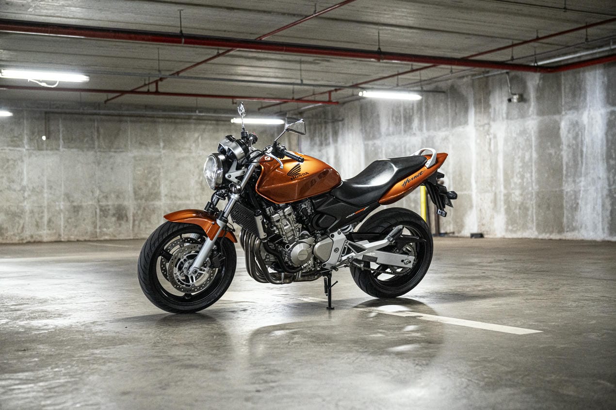 honda hornet retornar